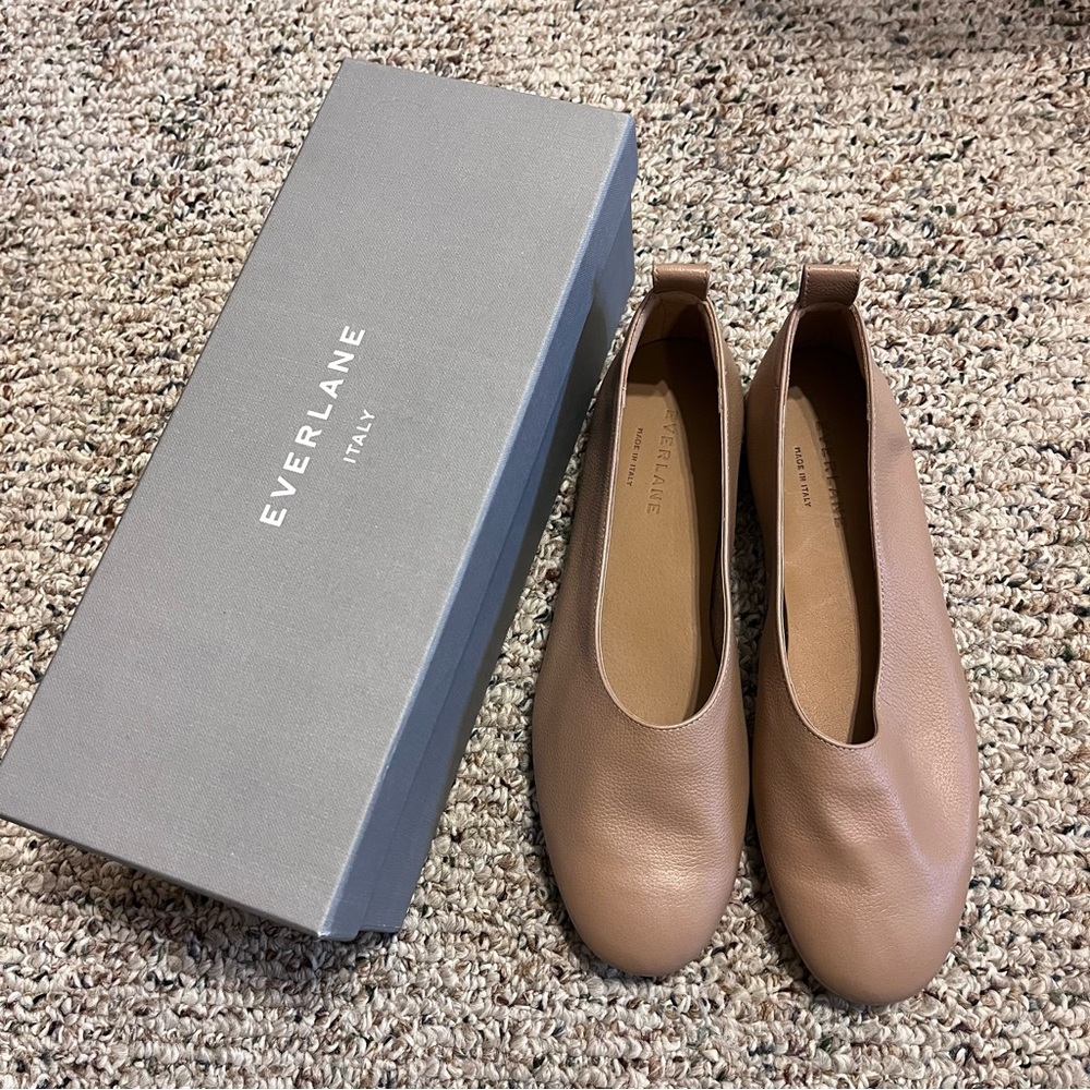 Everlane Women’s day glove Italian leather ballet flats. New with box.